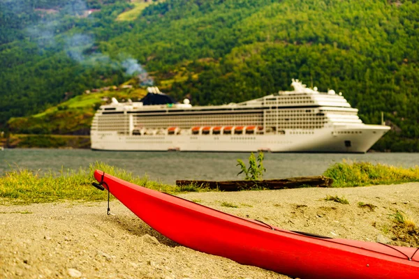 Kayak et bateau de croisière à Flam, Norvège — Photo