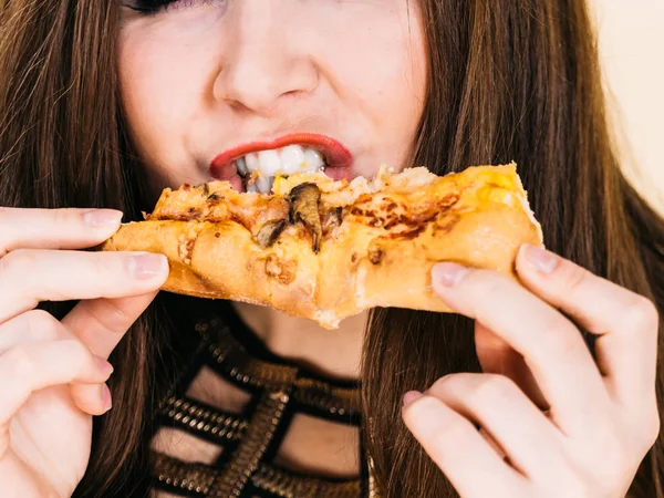 Žena jíst horké pizza řezy — Stock fotografie