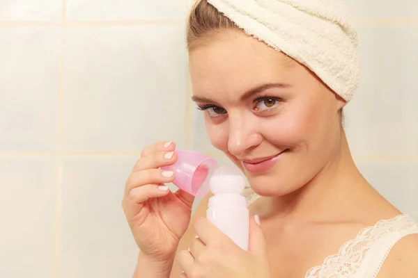 Mulher segura vara desodorizante cosmético nas mãos — Fotografia de Stock