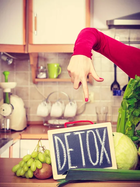 Mulher com vegetais de dieta verde, sinal de desintoxicação — Fotografia de Stock