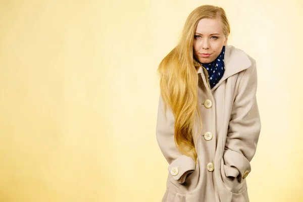 Donna con cappotto autunnale beige — Foto Stock