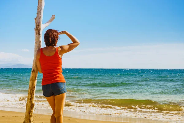 Touristin am Strand genießt Urlaub — Stockfoto