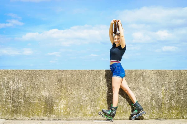 Fit girl s kolečkové brusle venkovní — Stock fotografie