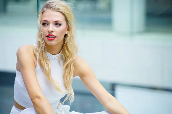 Blonde woman in city — Stock Photo, Image