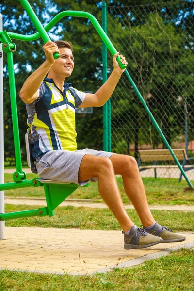 Brazo de flexión de hombre en gimnasio al aire libre — Foto de Stock