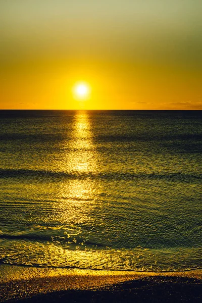Západ slunce nebo východ slunce nad mořskou hladinou — Stock fotografie