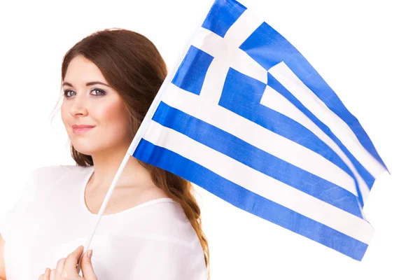 Donna con bandiera greca sventolante, su bianco — Foto Stock