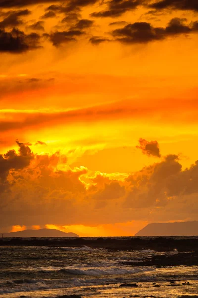 Puesta de sol sobre la superficie del mar, nubes oscuras . — Foto de Stock