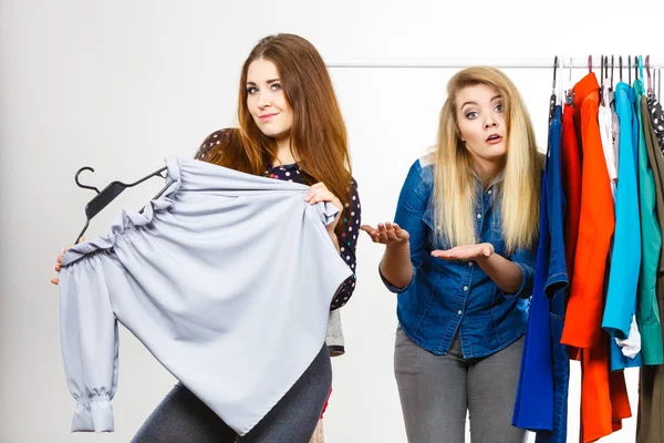 Женщины спорят во время покупки одежды — стоковое фото