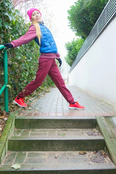 Woman wearing sportswear exercising outside during autumn — Stock Photo, Image