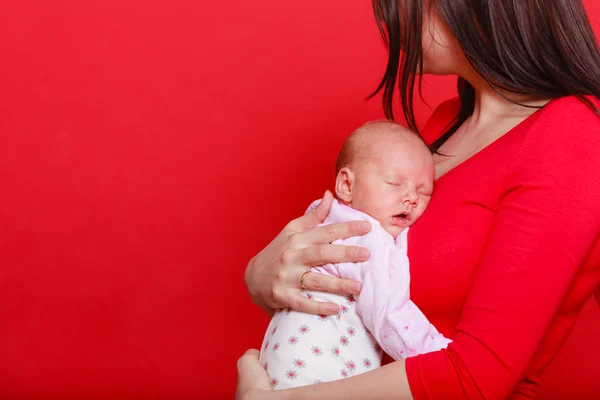 Madre sosteniendo a su pequeño bebé recién nacido —  Fotos de Stock