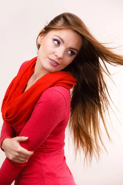 Donna ragazza di moda con i capelli che soffiano — Foto Stock