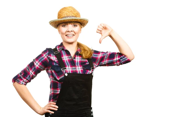 Mujer en dungarees mostrando el pulgar hacia abajo —  Fotos de Stock