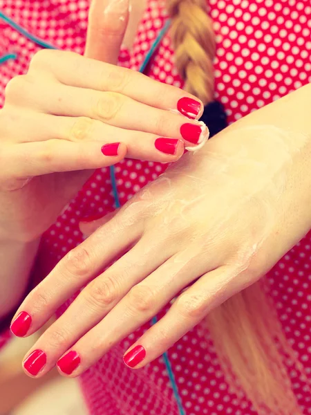 Žena použitím rukou krém na ruce — Stock fotografie