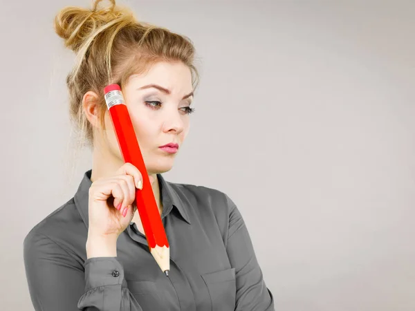 Donna pensiero confuso, grande matita in mano — Foto Stock