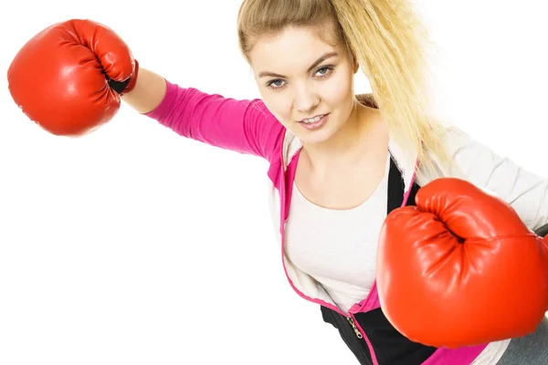 Donna che indossa guanti da boxe — Foto Stock