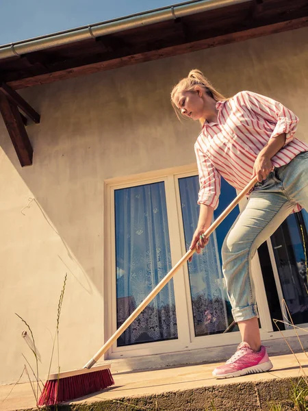 Kobieta, patio przy użyciu szczotki szczotka do czyszczenia — Zdjęcie stockowe