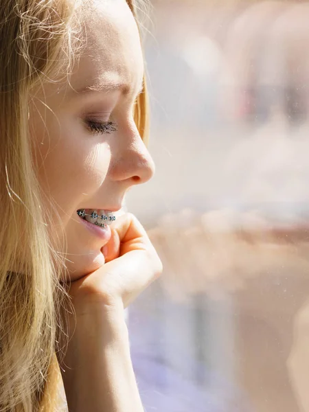 Mädchen am Fenster genießt sonnigen Tag — Stockfoto