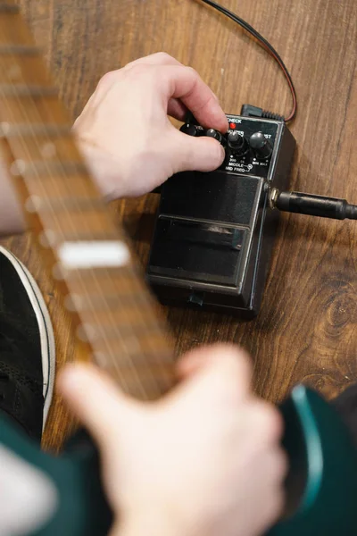 Man beállító gitár effektek pedál — Stock Fotó