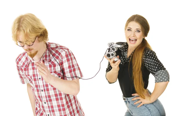 Mulher homem de controle usando almofada de jogo — Fotografia de Stock