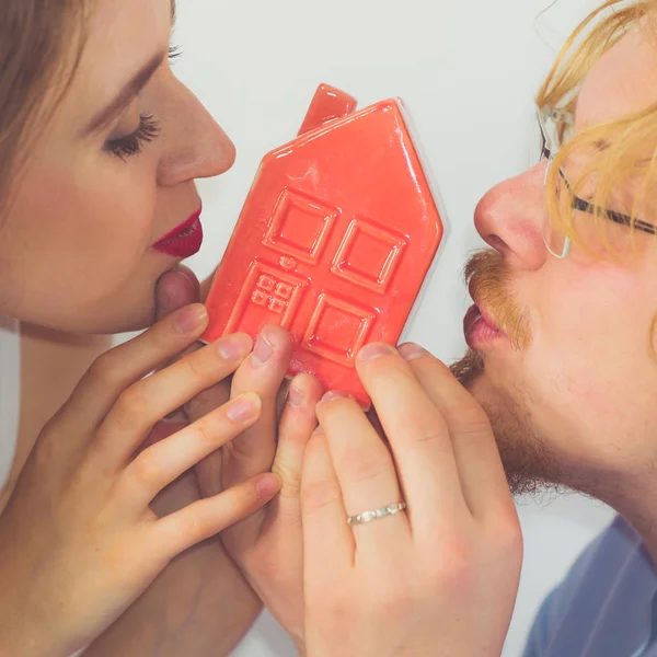 Paar küsst Hausmodell — Stockfoto