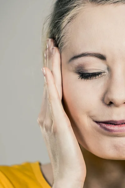 頭の痛みを持つ女性 — ストック写真