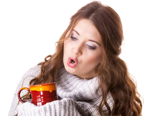 Mulher segurando caneca de café chá vermelho — Fotografia de Stock