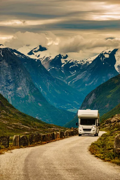 Wohnmobil in den norwegischen Bergen — Stockfoto