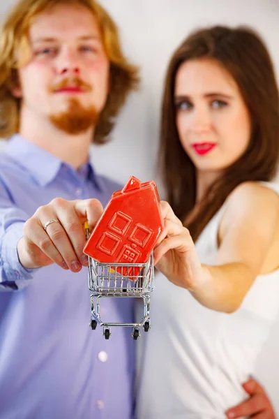 Ευτυχισμένο νεαρό ζευγάρι αγοράζοντας πραγματική εμέ — Φωτογραφία Αρχείου