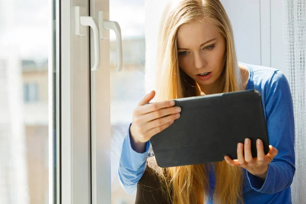 Triste chocado adolescente mulher usando tablet — Fotografia de Stock