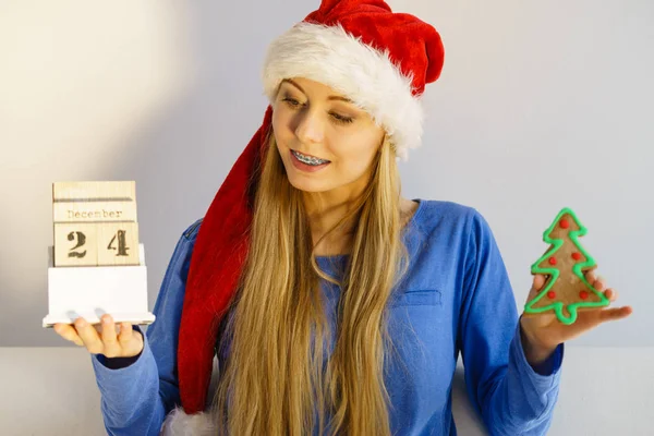 Різдвяна жінка тримає календар і дерево — стокове фото