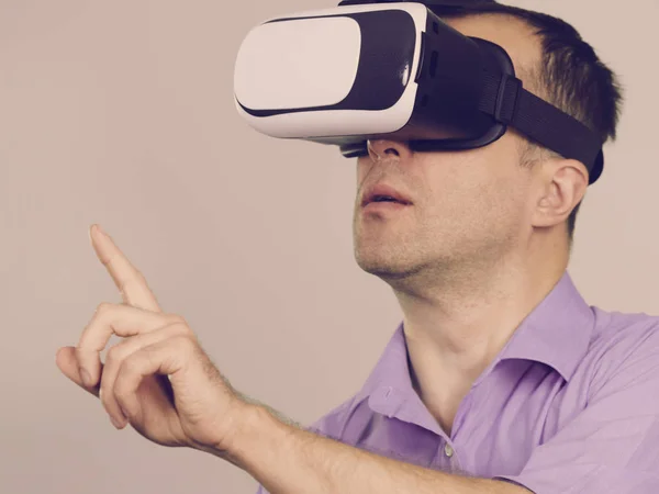 Hombre con gafas de realidad virtual en gris — Foto de Stock