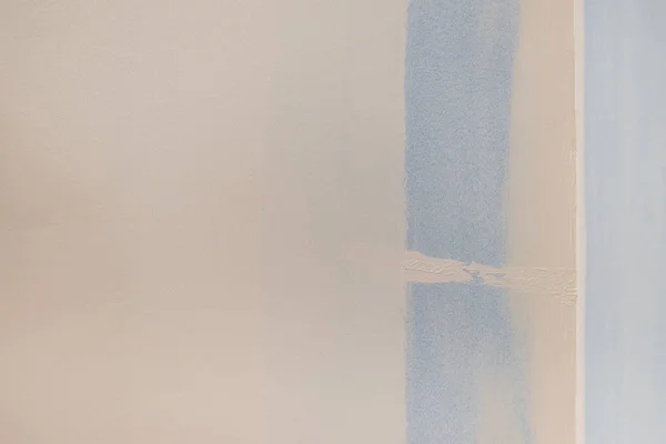 Blauwe verf staal op witte muur — Stockfoto