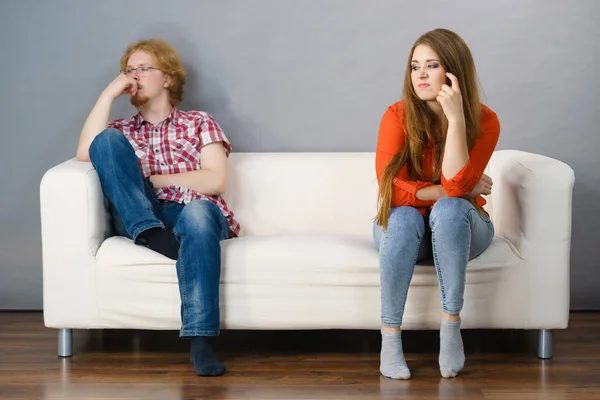 Vrouw en man na betogen op Bank — Stockfoto