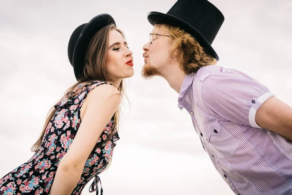 Retro Mann und Frau beim Date draußen — Stockfoto