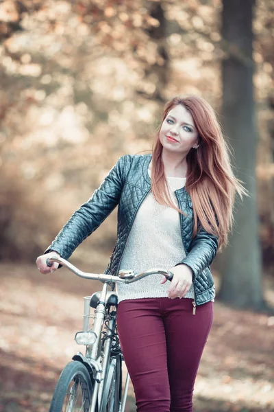 Młoda dziewczyna z roweru. — Zdjęcie stockowe