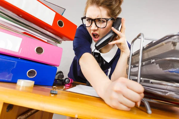 Boos bazig zakenvrouw telefoon praten — Stockfoto