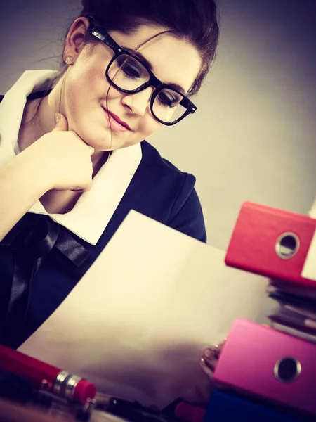 Glückliche Geschäftsfrau im Amt — Stockfoto