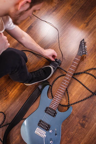 Man gitaar apparatuur instellen — Stockfoto