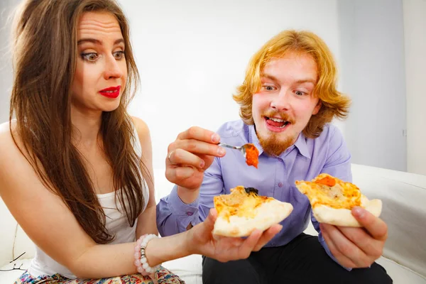 Paar isst Pizza — Stockfoto