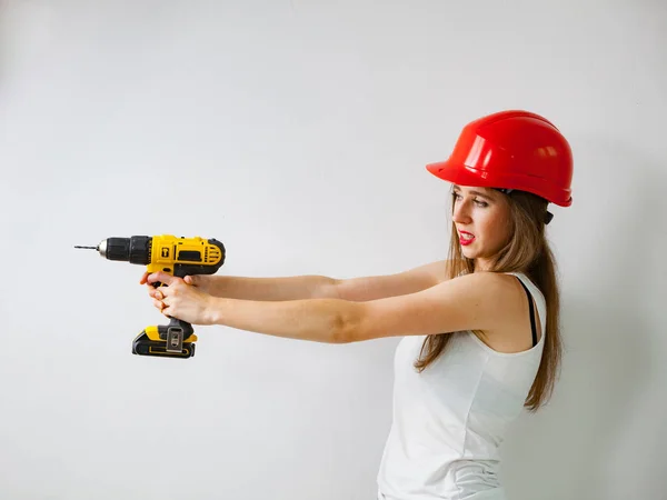 Frau nutzt Powerdrill für die Arbeit zu Hause — Stockfoto