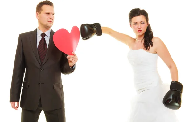 Sposa boxe suo sposo su matrimonio — Foto Stock