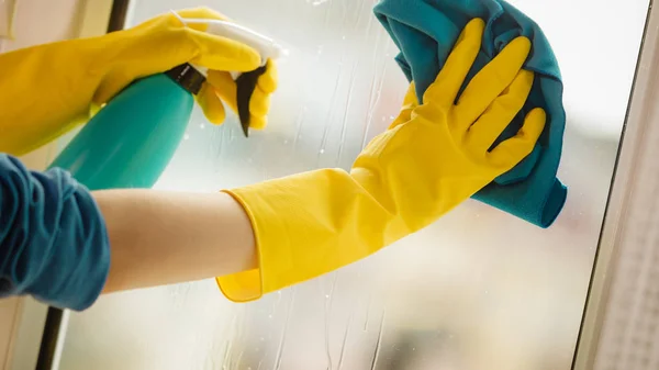 Ventana de limpieza de manos en casa con trapo de detergente —  Fotos de Stock