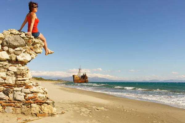 Mujer turística en la playa disfrutando de vacaciones — Foto de Stock