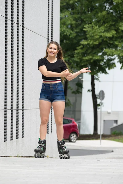 Ung kvinna ridning rullskridskor — Stockfoto