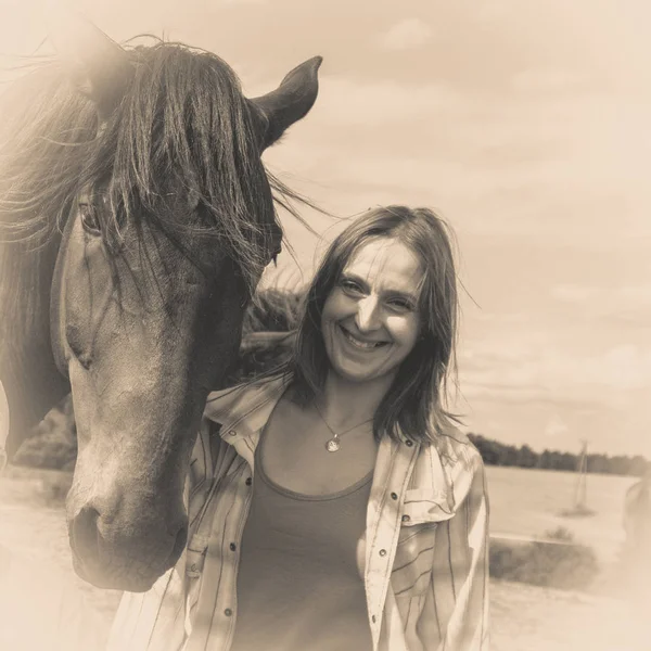 Animal ocidental amante mulher abraçando cavalo — Fotografia de Stock