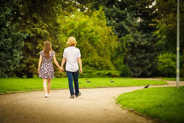 Paar läuft Händchenhaltend im Park — Stockfoto