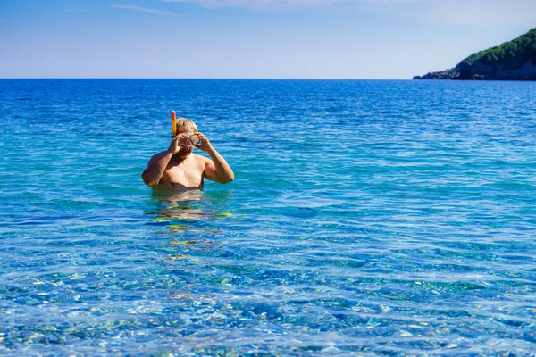 Mann mit Schnorchelschlauch im Meer — Stockfoto