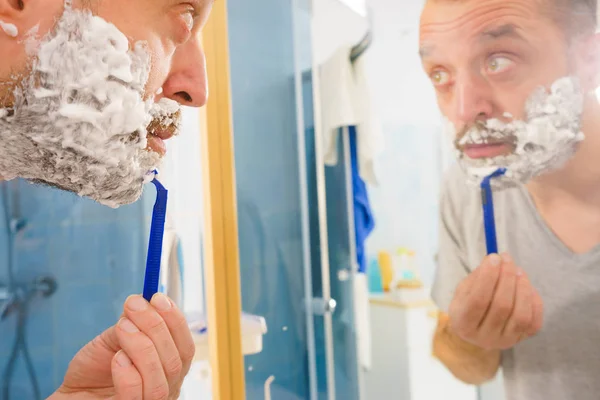 Guy rasant sa barbe dans la salle de bain — Photo