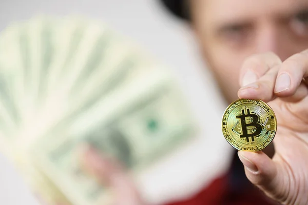 Man having bitcoin coin and cash — Stock Photo, Image